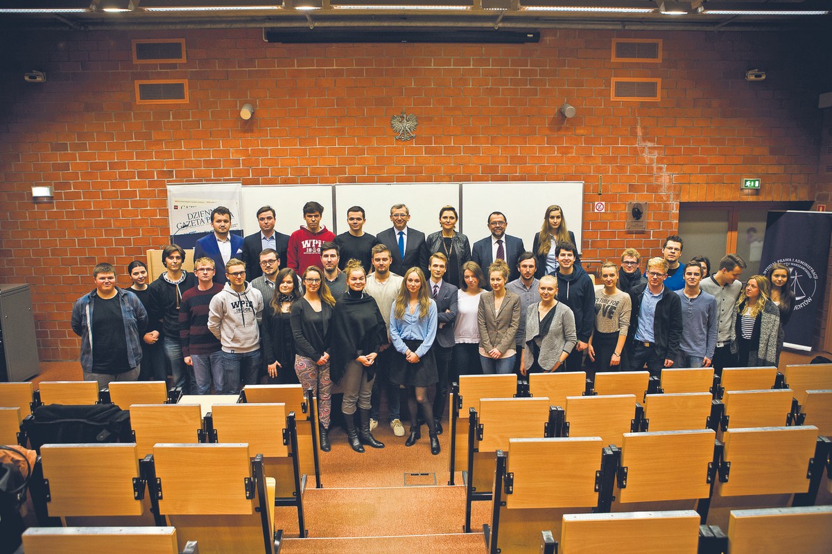 Akademia Sukcesu to wspólna inicjatywa redakcji DGP oraz Wydziału Prawa i Administracji Uniwersytetu Warszawskiego. W czasie kolejnych spotkań z wybitnymi przedstawicielami świata mediów, polityki i biznesu studenci mogą poznać szerokie spektrum perspektyw związanych z ich zawodową przyszłością.