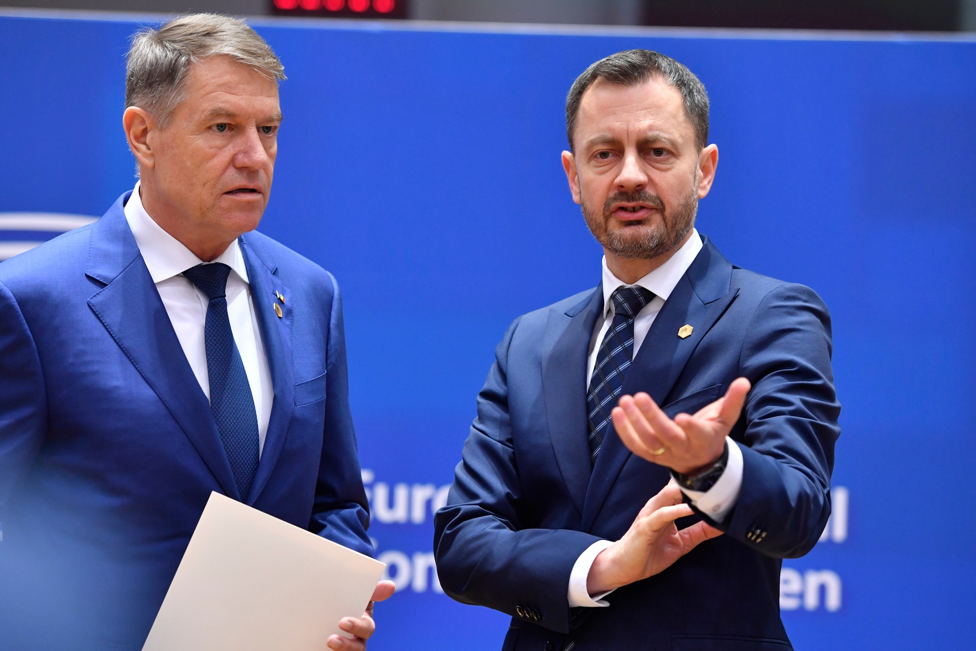 Slovenský premiér Eduard Heger (vpravo) a rumunský prezident Werner Ioannis.