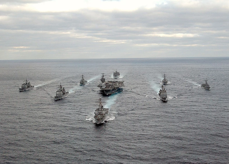 Lotniskowiec USS George Washington w otoczeniu osłaniających go okrętów. Taka formacja określana jest mianem Carrier Strike Group.