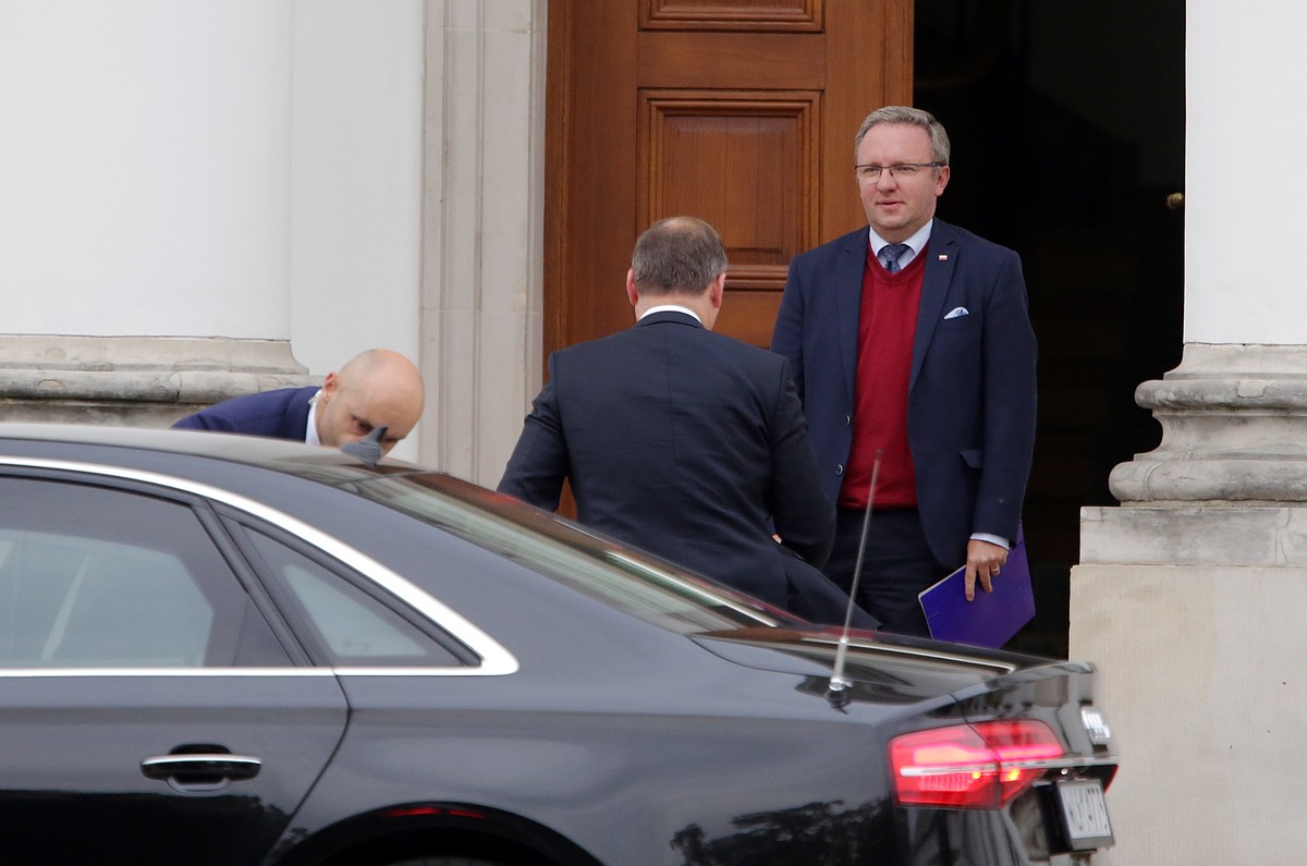 Prezydent Andrzej Duda przyjechał do Belwederu, 8 bm. na spotkanie z prezesem Prawa i Sprawiedliwości Jarosławem Kaczyńskim. Prezydenta wita szef Gabinetu Prezydenta RP Krzysztof Szczerski