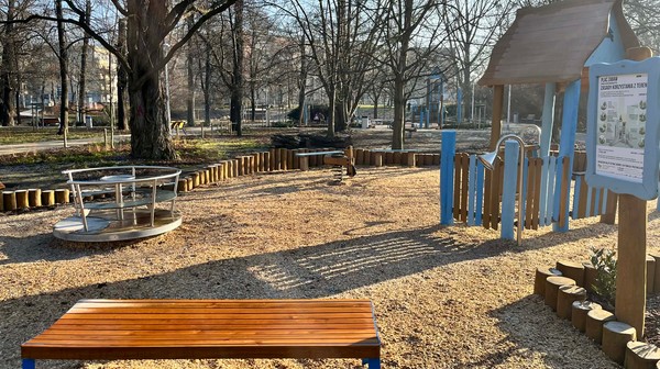 Plac zabaw przy ul. Długosza już służy. A gdy wokół się zazieleni, będzie cieszył jeszcze bardziej. 