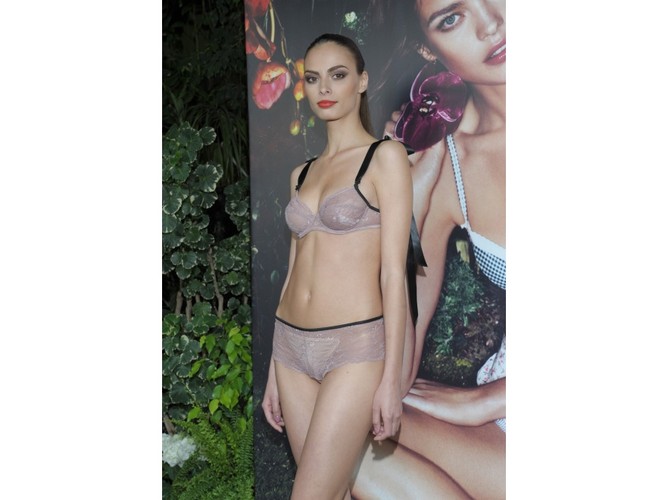 Dziewczyny są gorrrące - pokaz bielizny i strojów kąpielowych marki Etam z kolekcji lato 2011