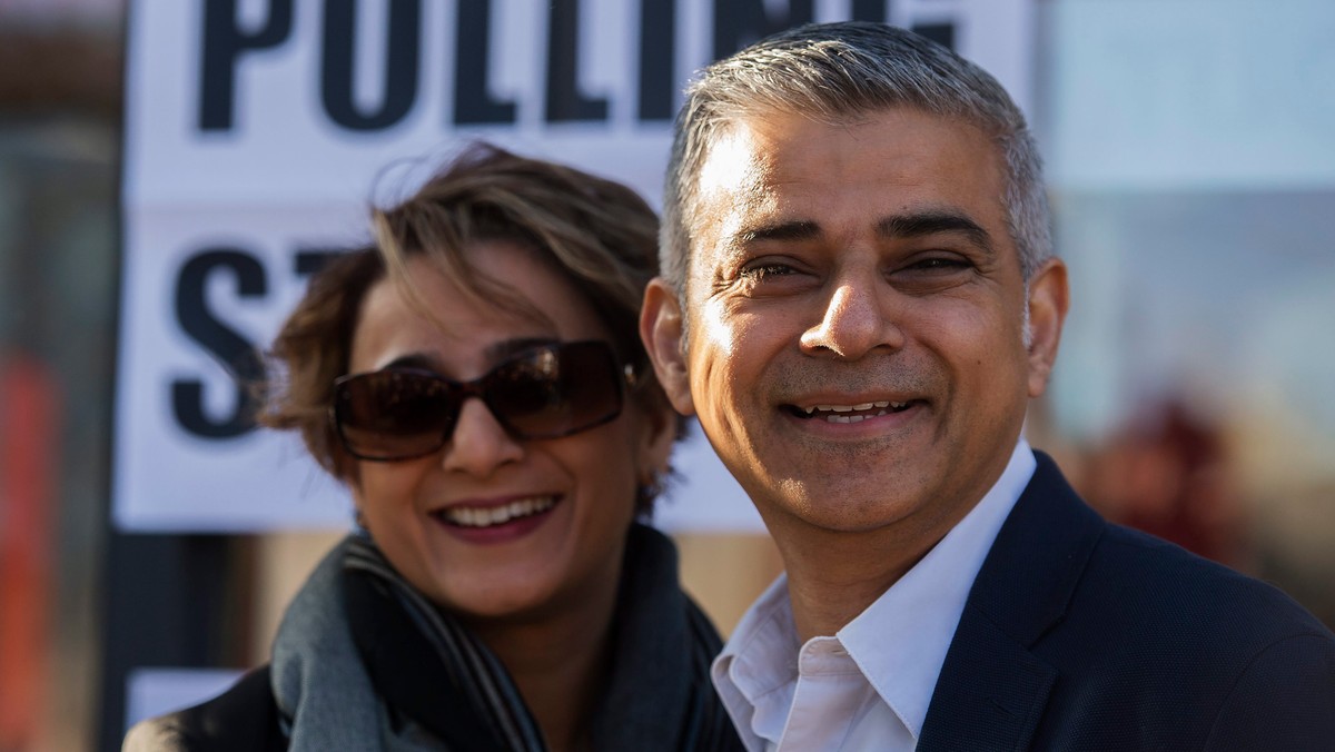 Kandydat Partii Pracy Sadiq Khan zwyciężył w wyścigu o fotel burmistrza stolicy Wielkiej Brytanii - podała stacja Sky News, powołując się na własne obliczenia. Oznacza to, że zostanie pierwszym muzułmaninem w zachodnim świecie, który obejmie takie stanowisko.