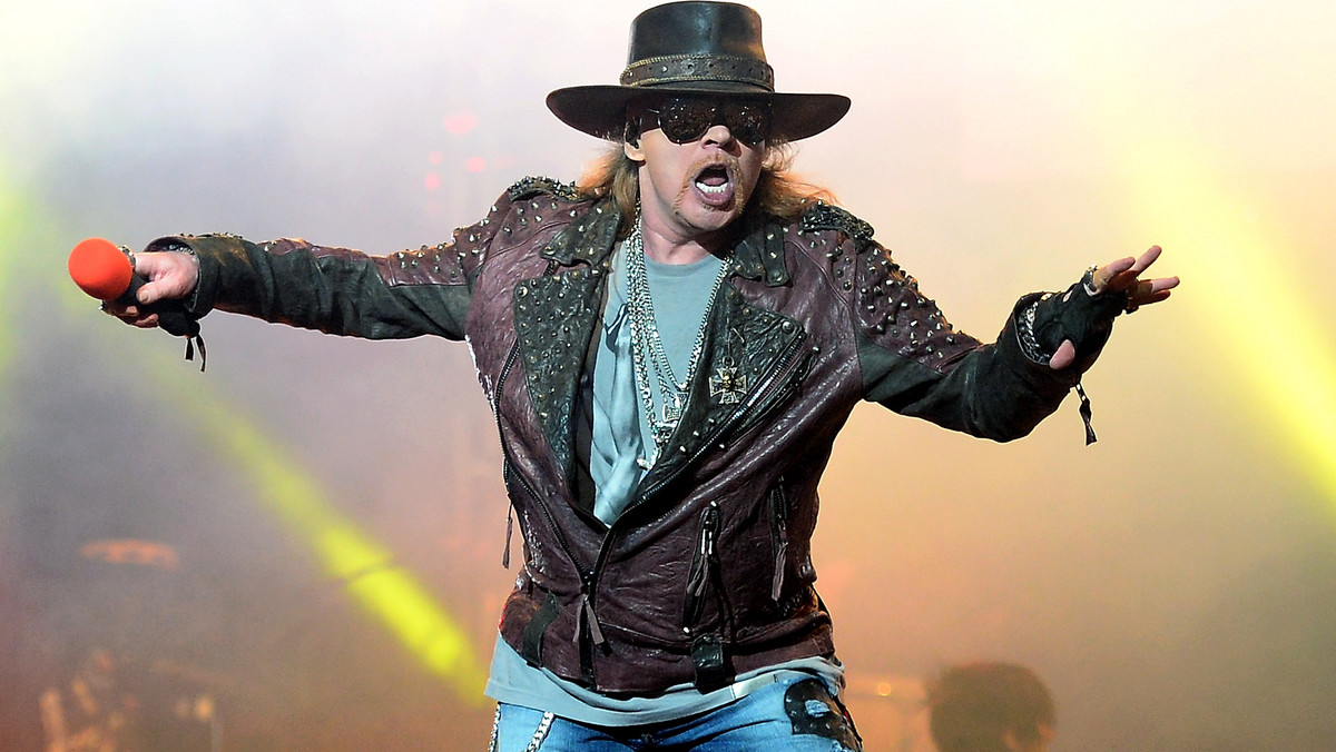 Wokalista grupy Guns N’ Roses Axl Rose złamał kość w stopie. Stało się to zaraz przed startem wielkiej trasy zespołu. Na szczęście dla muzyków kontuzja wokalisty nie jest na tyle poważna, by odwoływać występy. Jednak Rose nie będzie w czasie koncertów w pełni sprawny.