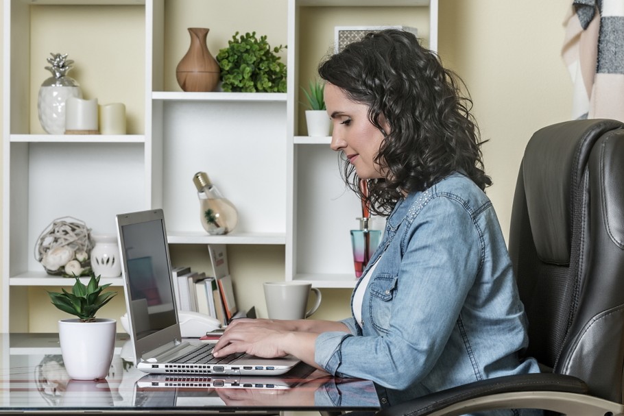 W czasie pandemii koronawirusa w wielu zawodach upowszechnił się model pracy w trybie home office. Oprócz niewątpliwych pozytywów pracy zdalnej, pracownicy odczuli wzrost kosztów wykonywania pracy z domu