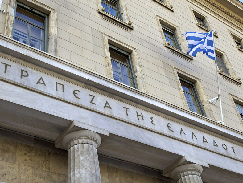 Flaga Grecji przed budynkiem banku centralnego. Na celowniku agencji Moody's jest sześć greckich banków.