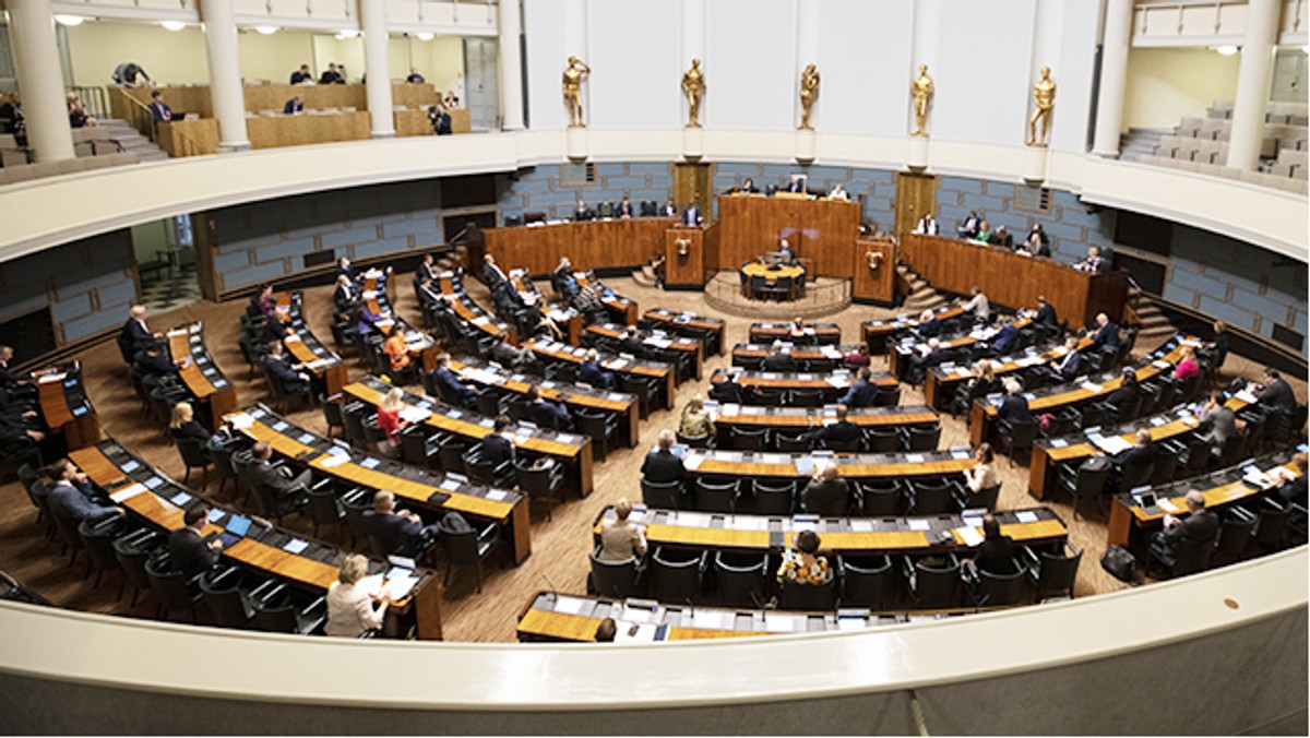 Rząd Finlandii rozpoczął oficjalną procedurę złożenia wniosku o członkostwo kraju w Sojuszu Północnoatlantyckim. Rząd skierował wniosek w tej sprawie do parlamentu. Fiński parlament (Eduskunta) ma przystąpić do rozpatrzenia stanowiska rządu ws. wejścia do NATO w poniedziałek.