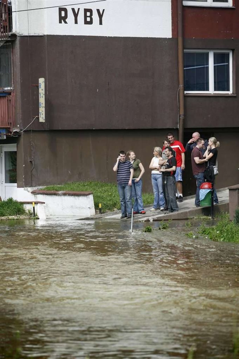 Wrocław tonie! Dramatyczna walka mieszkańców z żywiołem. Ślęza zalała osiedle Kozanów