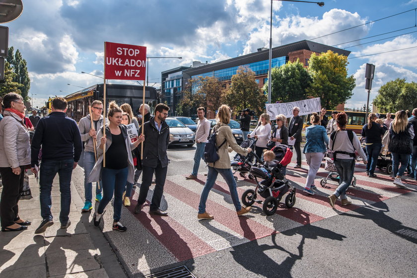 Matki protestują przed łódzkim NFZ-em w obronie szpitala Pro-Familii 