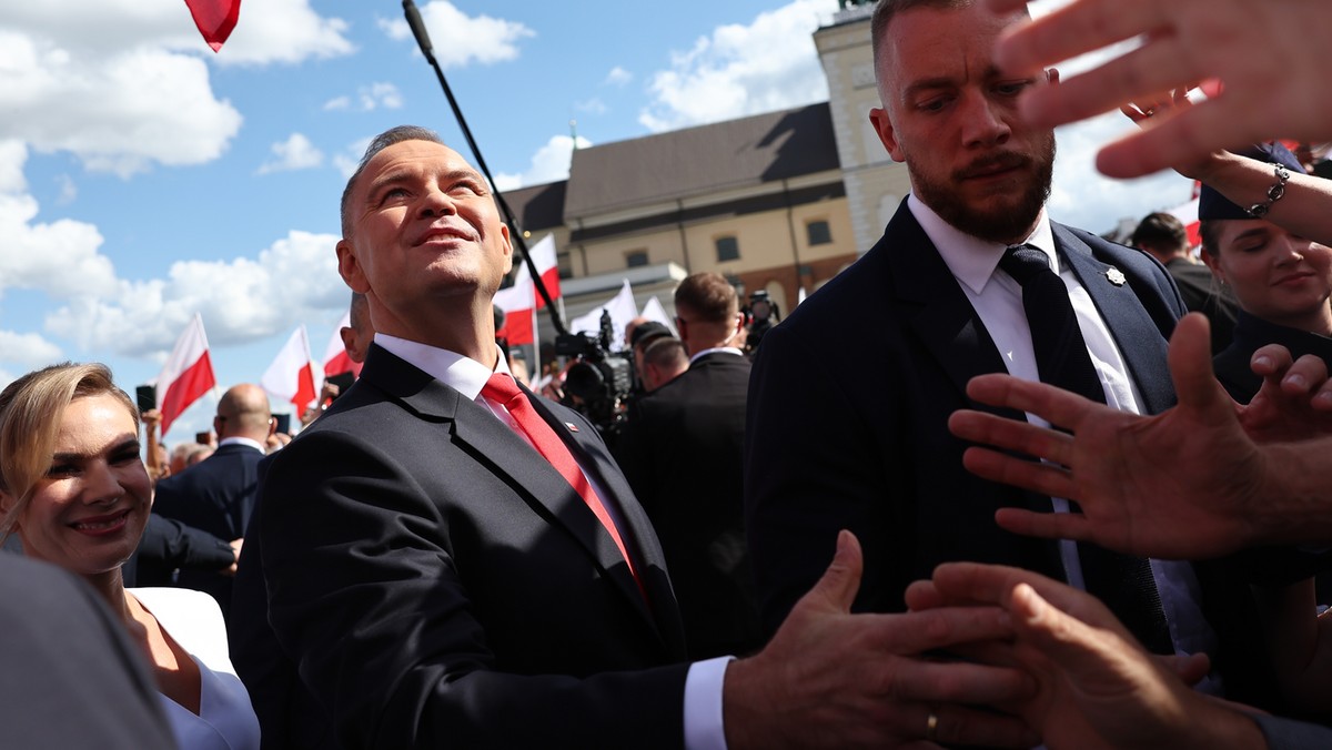 Przemarsz z Zamku Królewskiego do Pałacu Prezydenckiego podczas inauguracji prezydentury Karola Nawrockiego