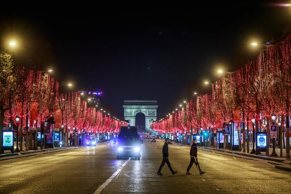 Kong az ürességtől a Champs-Élysées, máskor itt tömeg hömpölyög az új esztendő első hajnalán/ Fotó: MTI EPA Christophe Petit Tesson 