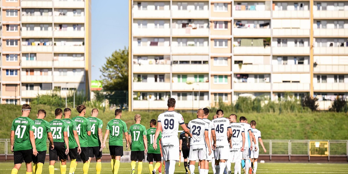 Stadion GKS Jastrzębie znajduje się między wysokimi blokami