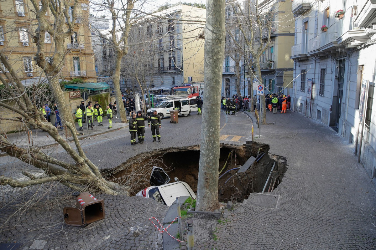 Автомобили во Неапол завршија во дупка