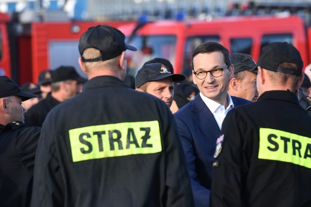 Premier Mateusz Morawiecki wita polskich strażaków w Świnoujściu.