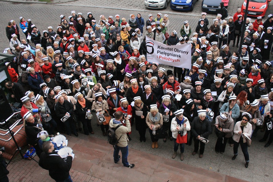 Pielęgniarki i położne protestowały przed Urzędem Marszałkowskim w Gdańsku