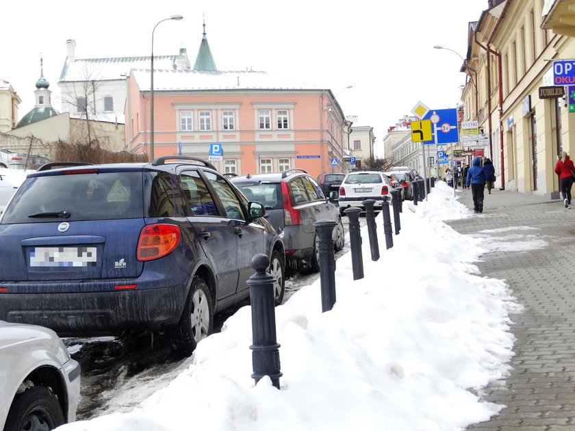 Słupki w chodnikach sposobem na nielegalne parkowanie