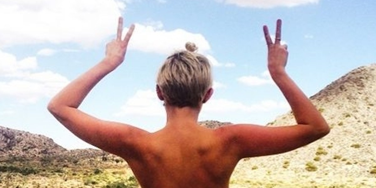 Miley Cyrus topless na Instagramie