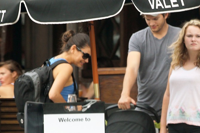 Prve fotografije: Mila Kunis i Ešton Kučer sa ćerkom Vajat