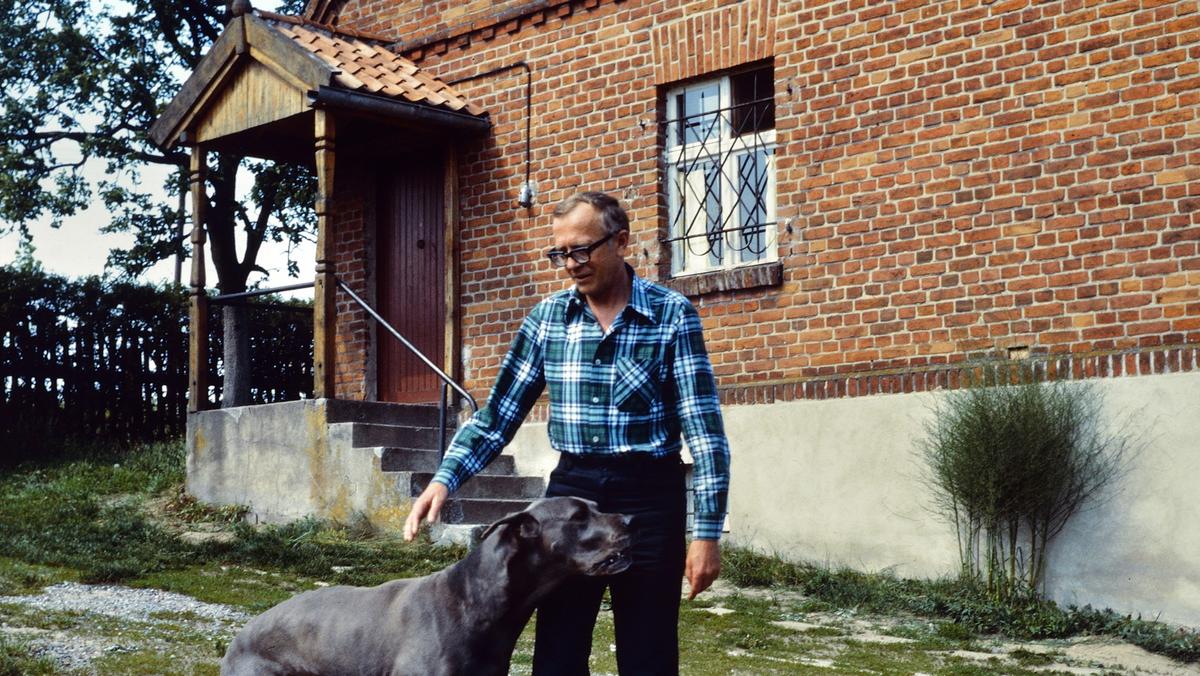 Zbigniew Nienacki w Jerzwałdzie nad Jeziorem Płaskim, 1977 r.