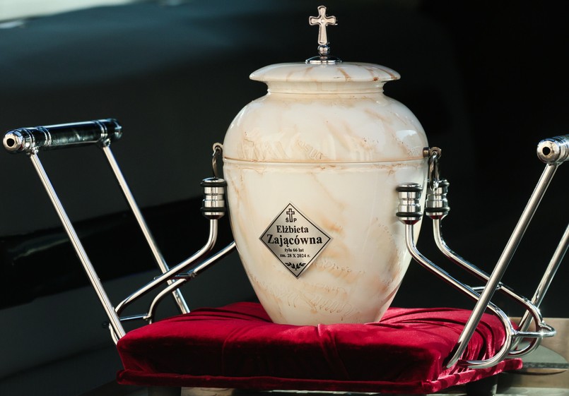 Prochy Elżbiety Zającówny umieszczono w kremowej, alabastrowej urnie