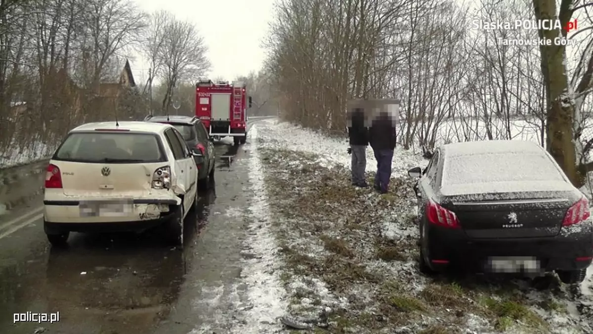 Ranna kobieta, która chciała pomóc innemu kierowcy