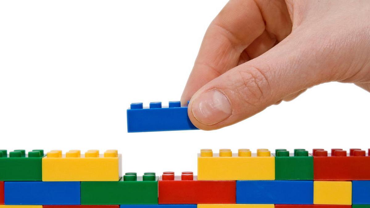„Tylko najlepszy jest wystarczająco dobry” brzmi motto, które wyznawał Ole Kirk Christiansen, twórca klocków LEGO. Jak przystało na twardego Wikinga, wbrew wszelkim przeciwnościom losu, przezwyciężył osobiste tragedie i klocek po klocku zbudował prawdziwą potęgę.