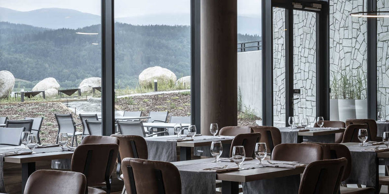 Lake Hill Resort & SPA - restauracja z widokiem na panoramę Karkonoszy