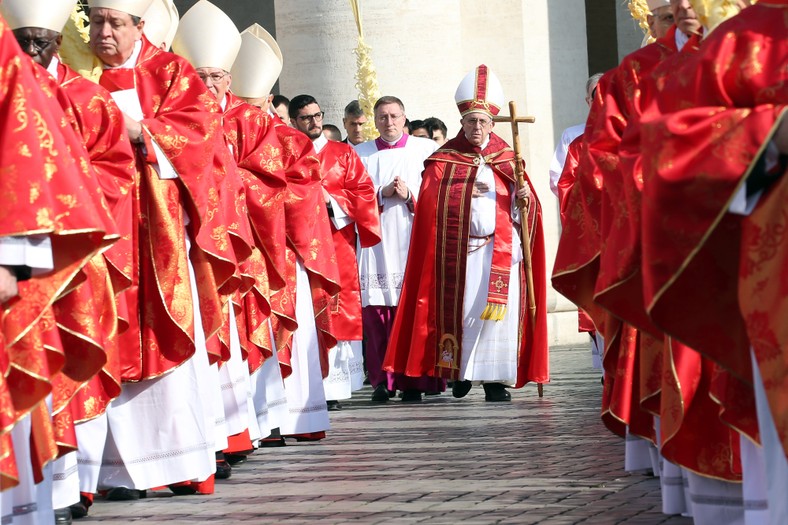 Papież Franciszek (w środku) w otoczeniu kardynałów podczas mszy św. w Watykanie, marzec 2018 r. 