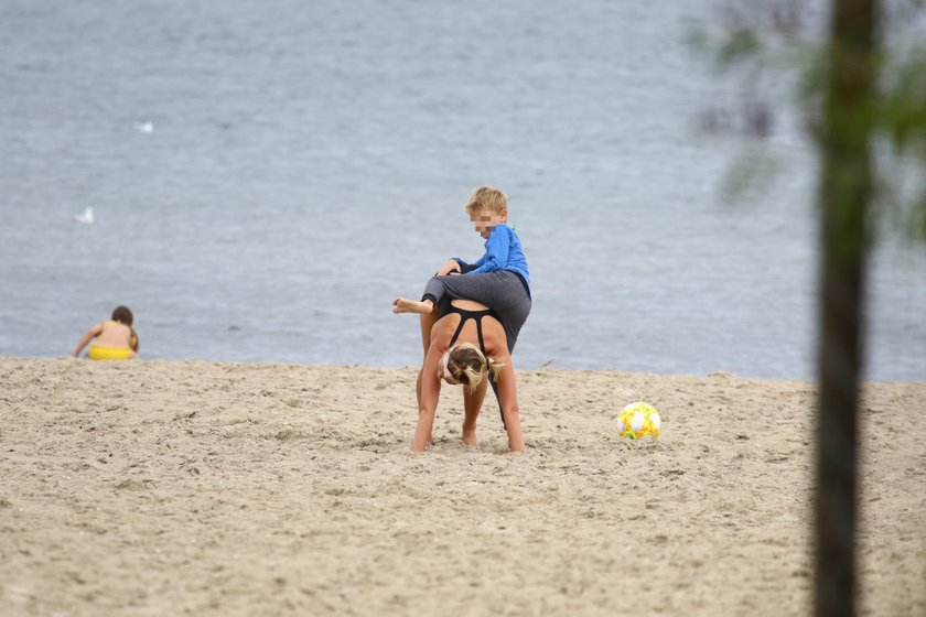 Joanna Moro na plaży z dziećmi