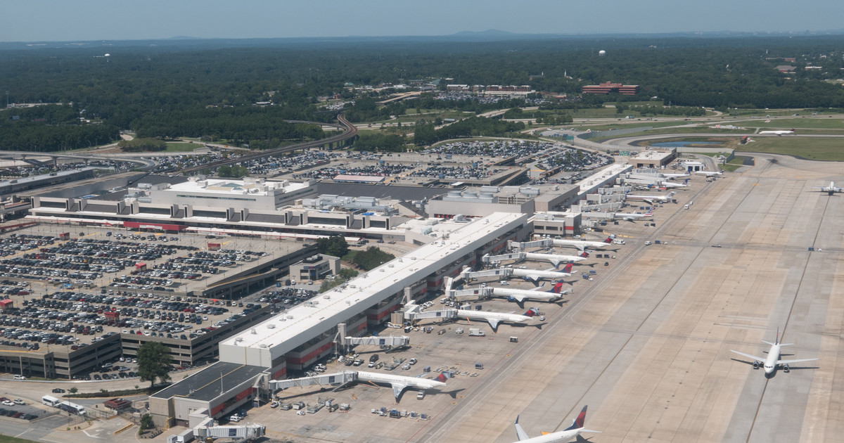 Estados Unidos de América.  Pánico en el aeropuerto de Atlanta.  Cancelaciones de vuelos y disparos