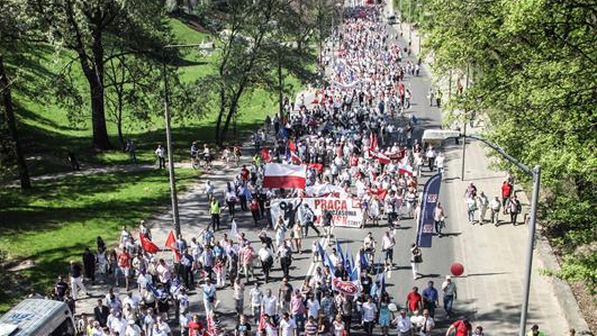 Uwaga warszawiacy! Na jutro zapowiedziano kilka manifestacji organizowanych z okazji święta 1 maja. Można się spodziewać sporych utrudnień w centrum Warszawy.