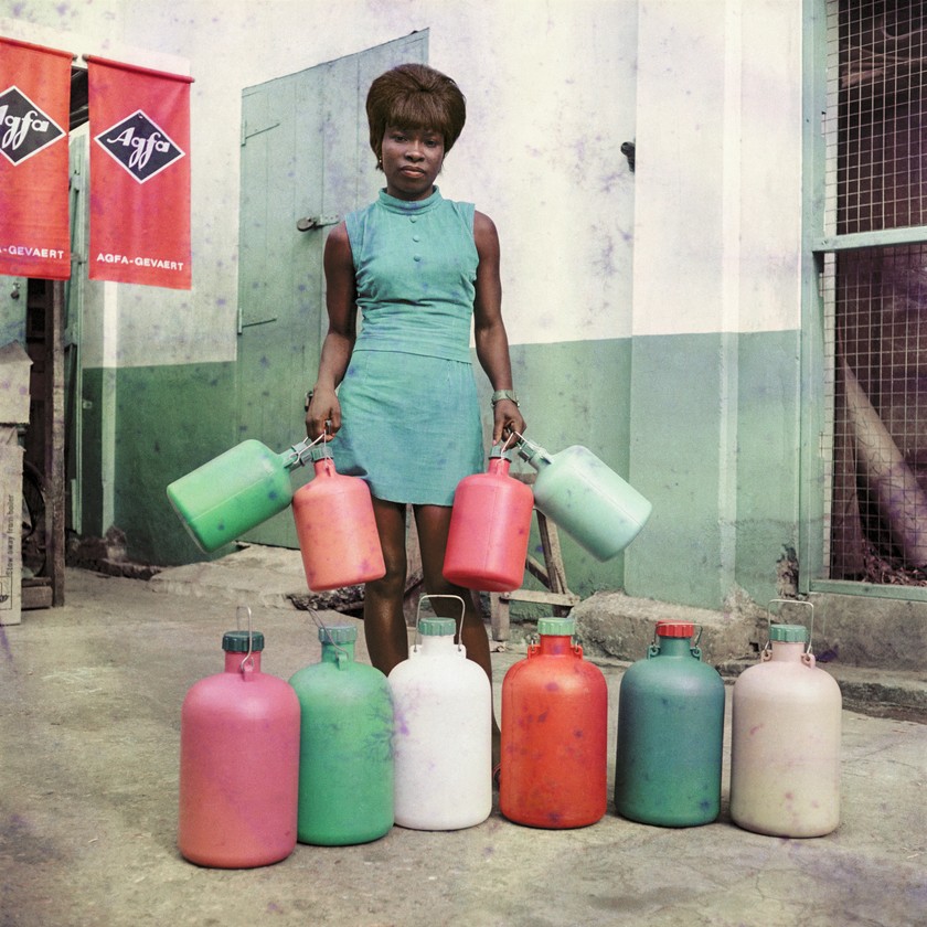 JAMES BARNOR «Sick-Hagemeyer Shop Assistant with Bottles», Accra, 1971.