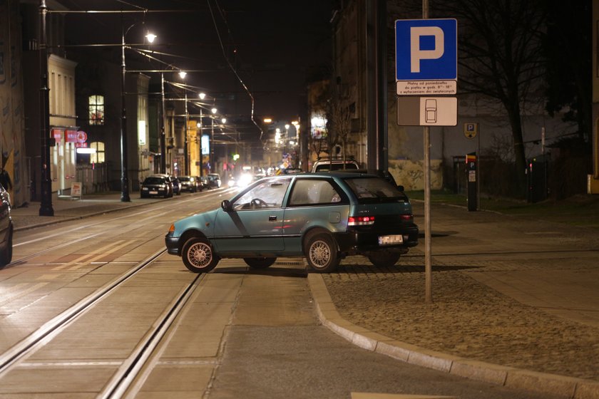 samochód zablokował tramwaje na Kopernika w Łodzi