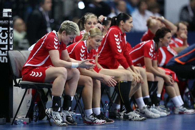 Smutek i łzy polskich szczypiornistek po porażce z Danią