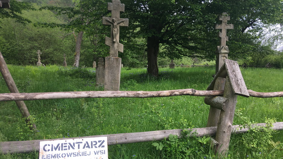 Cmentarz wysiedlonej łemkowskiej wsi Nieznajowa w Beskidzie Niskim fot. Paulina Czarnecka