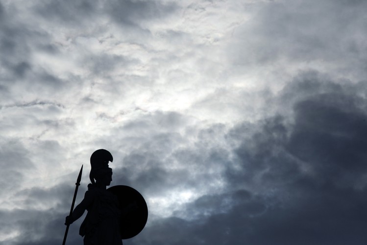 Wyjście z tej trudniej sytuacji składałoby się z czterech elementów: przeprowadzenia reform w Grecji, szybkiej pomocy finansowej ze strony kredytodawców, dodatkowej redukcji długu oraz poluzowanie wymagań jeśli chodzi o politykę oszczędności wobec Grecji. Działania te powinny być wprowadzane symultanicznie, przy bliskiej i konstruktywnej współpracy pomiędzy greckim rządem, a rządami europejskimi, instytucjami regionalnymi i MFW. Tymczasem obecnie to, co powinno być podejmowane w ramach współpracy, próbuje się robić w sposób świadczący o braku współdziałania.  Grecja