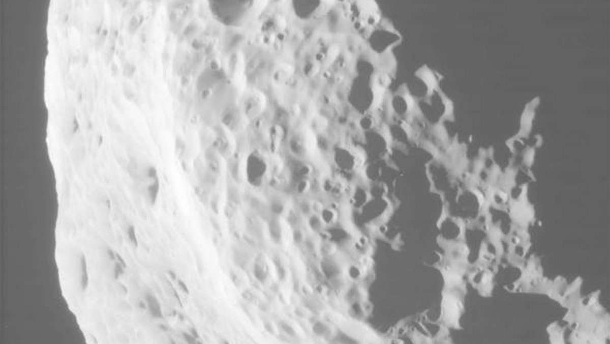 Badająca system Saturna sonda Cassini dostarczyła nowe fotografie Hyperiona - satelity gazowego olbrzyma, który słynie ze swojego nieregularnego kształtu. Zdjęcia zostały wykonane 25 sierpnia tego roku.