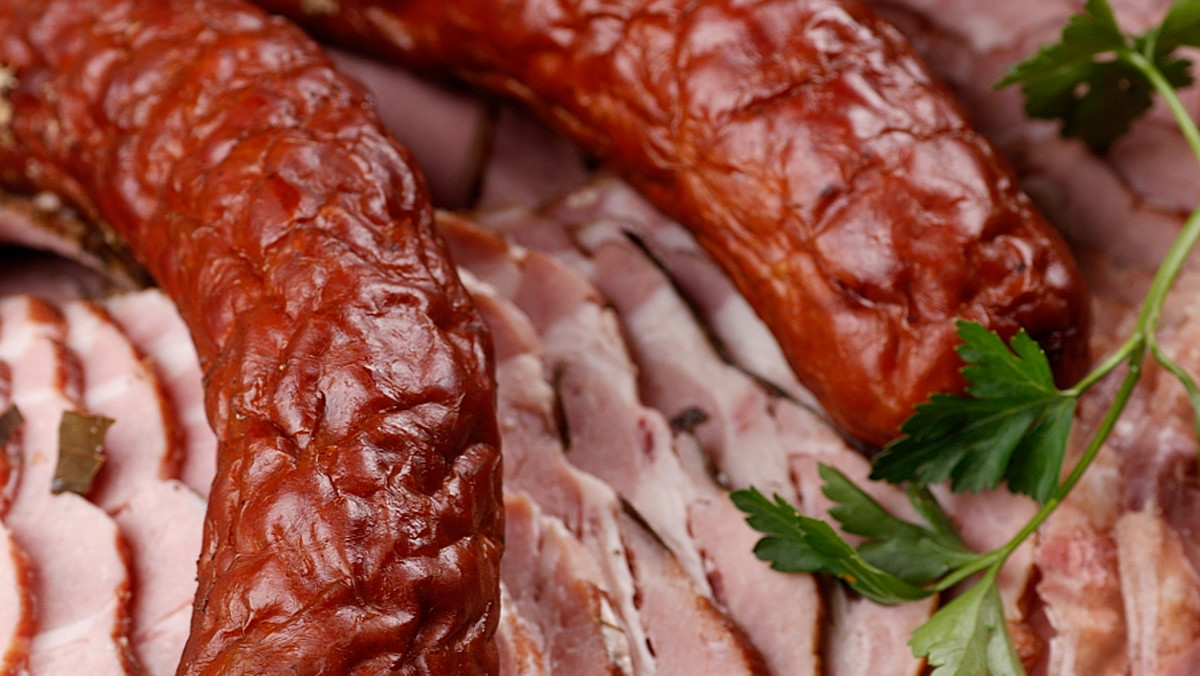 Dwa polskie produkty mięsne: kiełbasa myśliwska i kiełbasa jałowiecka zostały zarejestrowane jako "gwarantowane tradycyjne specjalności" na unijnej liście produktów wysokiej jakości - poinformowała w poniedziałek Komisja Europejska.