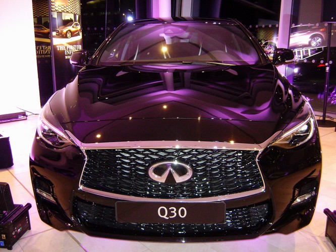 Inifniti będzie jednym z najtańszych samochodów premium na rynku. Ceny w Polsce zaczynają się od 100 tys. zł za wersję z silnikiem 1.6 turbo o mocy 122 KM. Zamówienia na auta można było składać już we wrześniu.