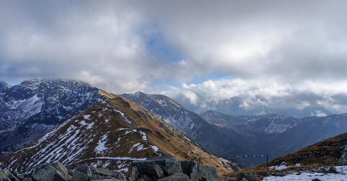 Ostrzeżenie przed silnym wiatrem w Tatrach. Może wiać choćby do 160 km/h. Słowacja: ostrzeżenie drugiego stopnia