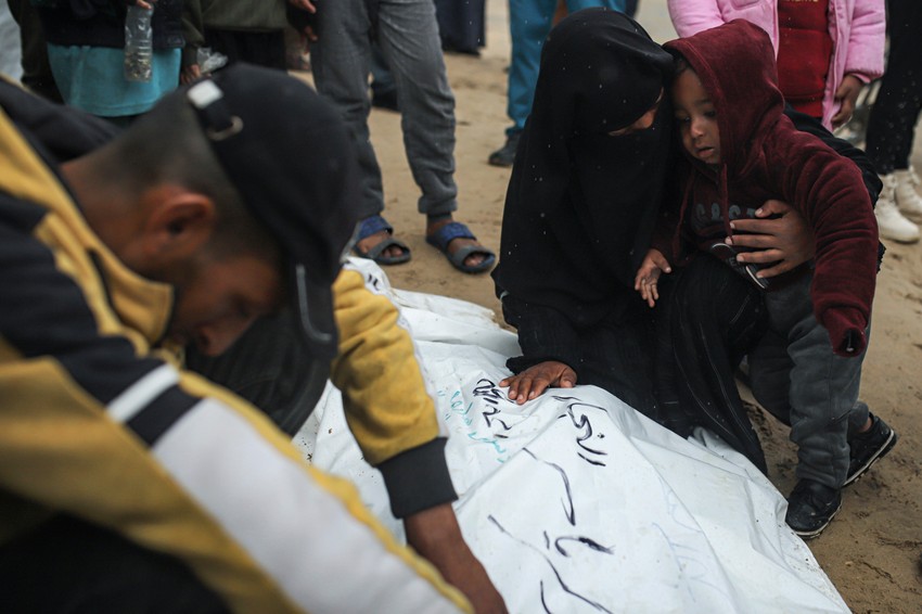 Najlonske kese sa ostacima - Palestinci tragaju za telima svojih rođaka u bolnici Naser u Kan Junisu 23. januara