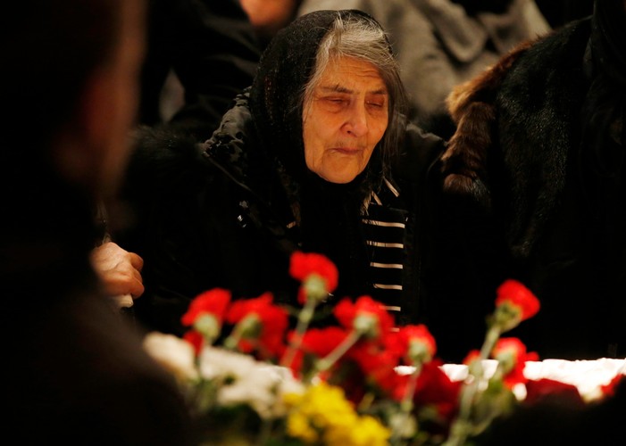 Pogrzeb Borysa Niemcowa. Matka zastrzelonego opozycjonisty, Dina Eidman, nad trumną syna