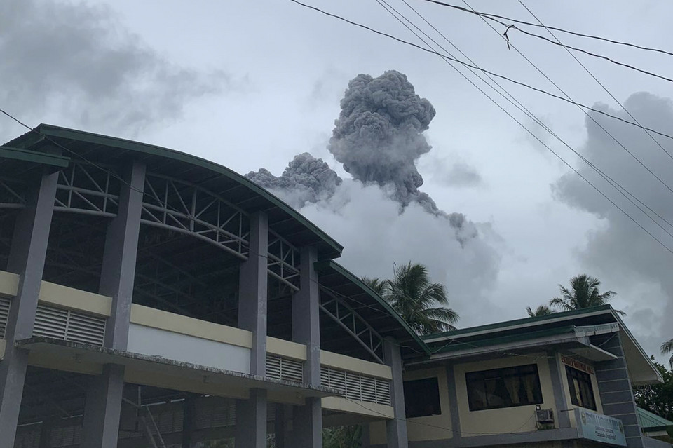 Eksplozja wulkanu Bulusan na Filipinach. Miasta w popiele [ZDJĘCIA]