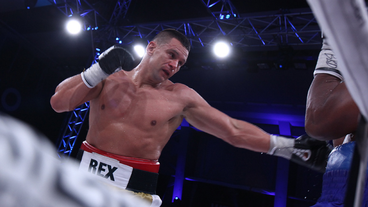 Marcin Rekowski (14-1, 11 KO) będzie rywalem Alberta Sosnowskiego (48-6-2, 29 KO) w pojedynku o tytuł mistrza Polski wagi ciężkiej podczas gali "Wojak Boxing Night" w Lublinie 31 maja. "Dragon" pierwotnie w boju o krajowy czempionat miał skrzyżować rękawice z Andrzejem Wawrzykiem (29-1, 15 KO), jednak krakowianin ucierpiał w wypadku samochodowym i musiał wycofać się z walki.