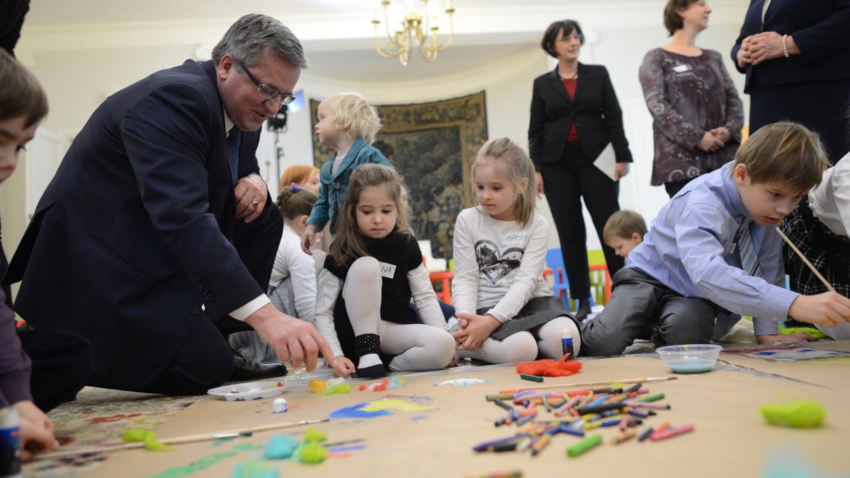 Bronisław Komorowski zaproponował wprowadzenie nowej ulgi podatkowej na dzieci; polegałaby ona na zwiększaniu kwoty dochodów wolnej od podatku w zależności od liczby dzieci w rodzinie. Prezydent zastrzegł w środę, że to rozwiązanie wymaga konsultacji z rządem.