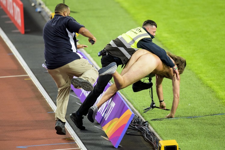 Ten 'lekkoatleta' na MŚ wystartował całkiem nagi