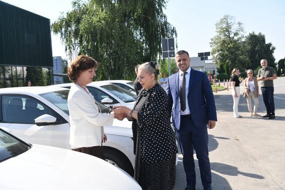 Građevinski inspektori dobili 10 novih službenih vozila: Sofronijević uručila ključeve - "svaki dan su na terenu"