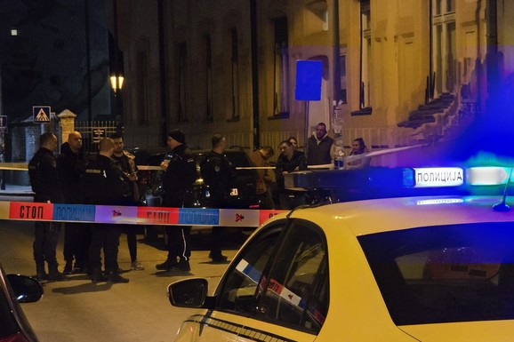 (FOTO) JEDAN MLADIĆ PAO SA TERASE, DVOJICA IZBODENA NOŽEM Krvavi sukob u širem centru Novog Sada: Ulica zatvorena, sve vrvi od policije
