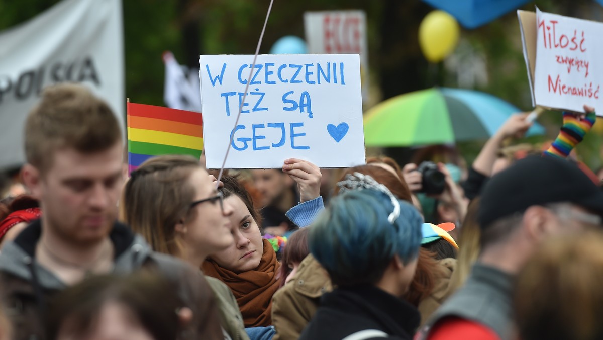 Pod hasłem "Cała przyjemność po naszej stronie" ulicami Krakowa po raz 13. przeszedł dziś Marsz Równości, którego uczestnicy upominają się m.in. o prawa mniejszości seksualnych i przeciwdziałanie wszelkim formom dyskryminacji. Na Rynku Głównym doszło do utarczek słownych z uczestnikami kontrmanifestacji.