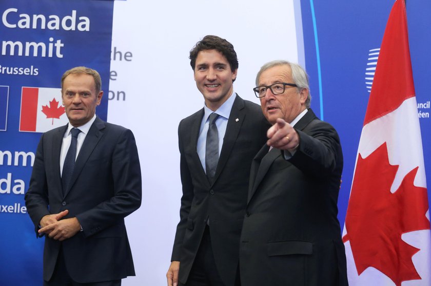 Donald Tusk, Justin Trudeau, Jean-Claude Juncker pozują przed podpisaniem